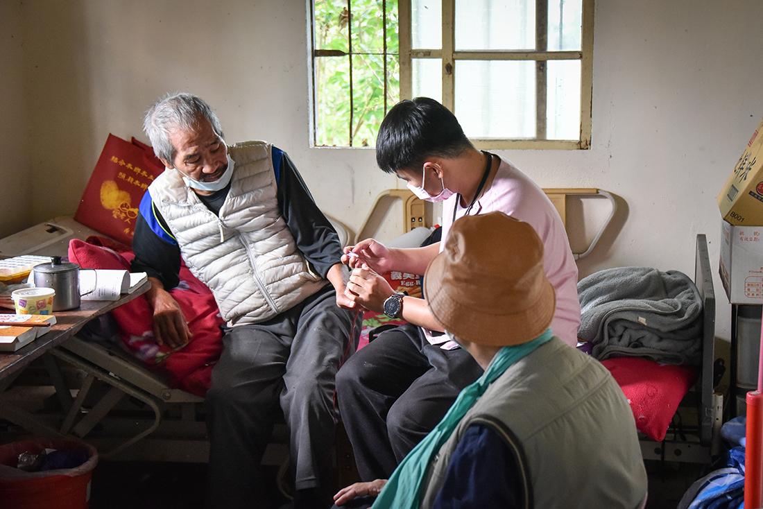 全人照護是什麼？帶你了解 5 大全人照護內容、案例 - 醫療財團法人南迴基金會 | South-Link Medical Foundation